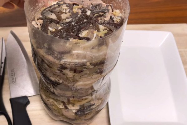 Gói giò thủ tiện lợi bằng vỏ chai nhựa