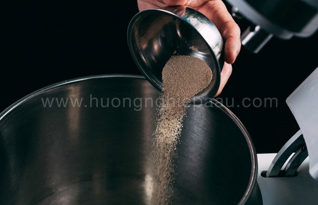 Gói men nở khô dùng để ủ bột bánh bao giúp bánh phồng xốp