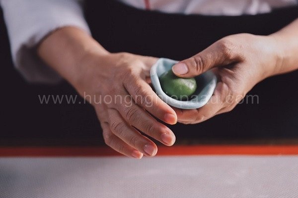 Gói nhân đậu xanh trứng muối vào vỏ bánh, tạo hình bánh trung thu ngàn lớp