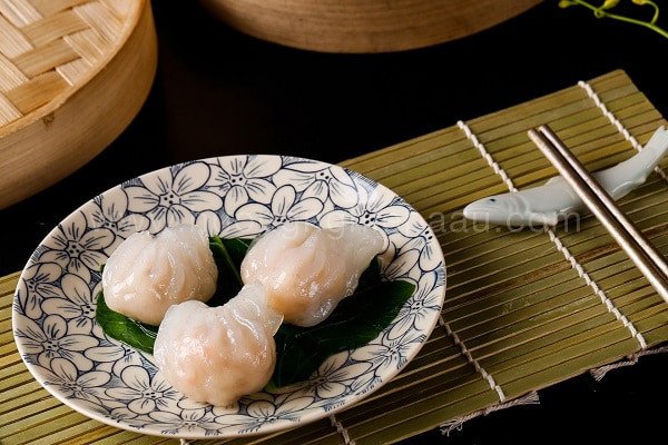 Há cảo hấp chuẩn vị với nhân tôm thịt đậm đà, vỏ bánh mỏng trong