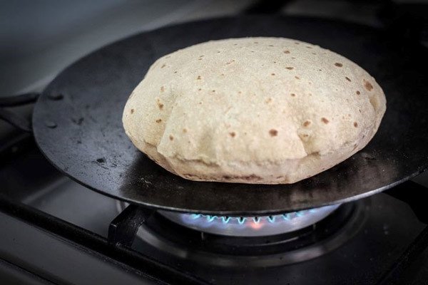 Hâm nóng bánh Roti trên chảo để giữ độ mềm dẻo như mới