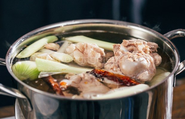 Hầm nước dùng mì Ramen từ xương ống và rau củ tươi