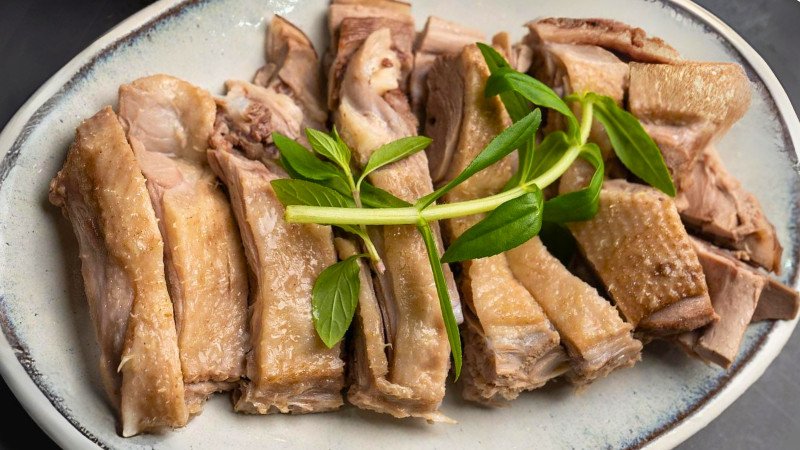 Hầm thịt vịt trong nồi áp suất giúp thịt mềm nhanh để nấu cháo vịt