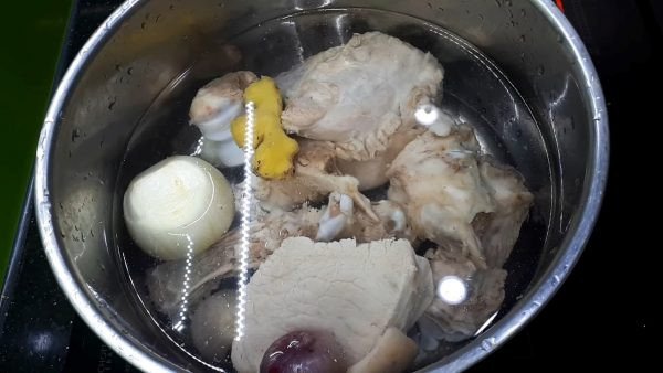 Hầm xương heo chuẩn bị nước dùng cho canh khổ qua nhồi thịt