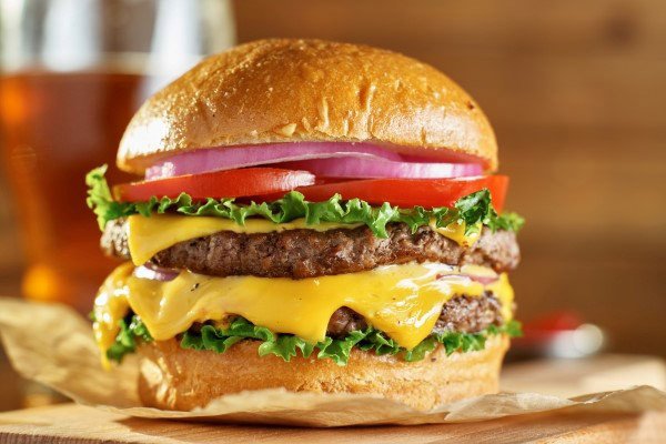 Hamburger bò phô mai thơm ngon, một trong những món Tây được trẻ em yêu thích