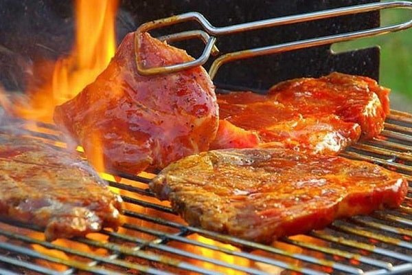 Hạn chế lật thịt quá nhiều lần trong khi nướng để thịt giữ được nước và chín đều