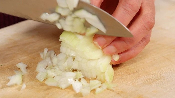 Hành tây cắt nhỏ để trộn vào nhân dồi sụn