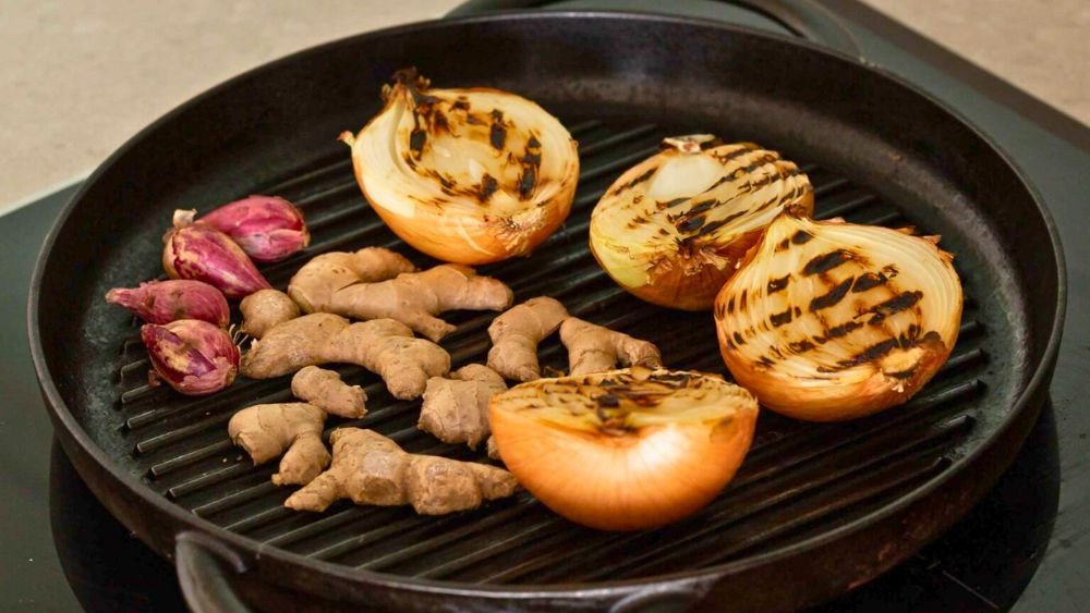 Hành tây và gừng nướng thơm lừng cho nước dùng phở bò