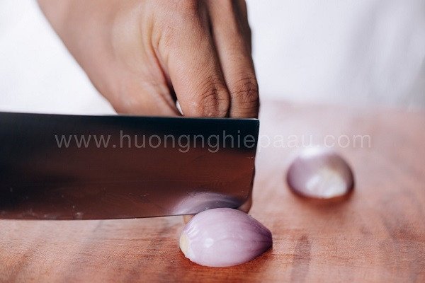 Hành tím là nguyên liệu không thể thiếu để ướp thịt nướng, tạo mùi thơm đặc trưng