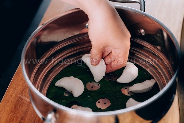 Hấp bánh bột lọc chay trong nồi hấp giúp bánh giữ trọn hương vị
