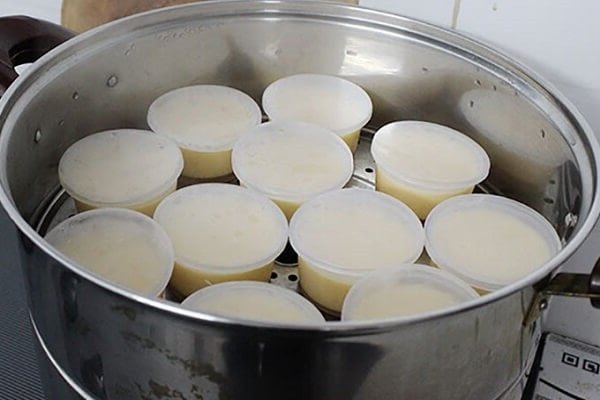 Hấp bánh flan bằng sữa đặc trong nồi hấp