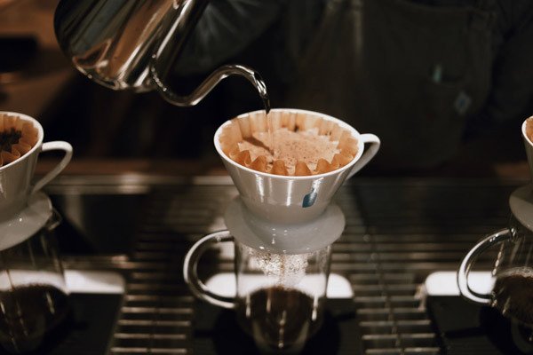 Hạt cà phê được rang để giải phóng hương vị và mùi thơm độc đáo