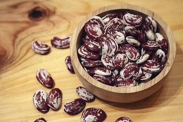 Hạt đậu ngự có màu đỏ trắng xen kẽ, chứa nhiều dưỡng chất
