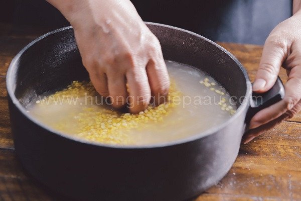 Bánh Ướt Ngọt Nhân Đậu Xanh Dừa: Công Thức Chuẩn Vị Miền Tây Hạt đậu xanh tươi được ngâm và đãi sạch để chuẩn bị làm nhân bánh ướt ngọt