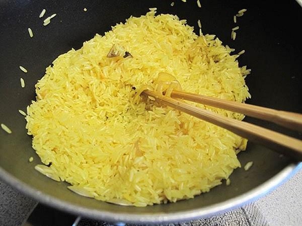 Hạt gạo được rang sơ trước khi nấu cơm gà để tăng hương vị