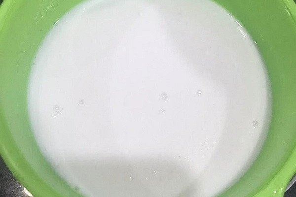 Hạt gạo tẻ được ngâm và xay nhuyễn mịn làm bột bánh tráng phơi sương