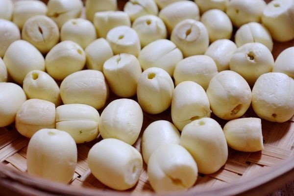 Hạt sen khô, nguyên liệu chính để nấu món chè hạt sen nhãn nhục