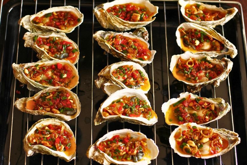 Hàu nướng mỡ hành đang được nấu trong nồi chiên không dầu, thịt hàu chín tới.