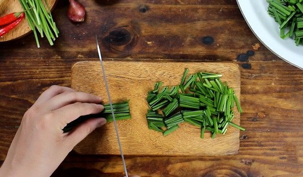 Hẹ tươi sau khi được sơ chế và thái nhỏ, chuẩn bị làm nhân bánh hẹ