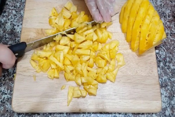 Hình ảnh băm nhỏ khóm tươi chuẩn bị sên cùng me cho món đá me hấp dẫn