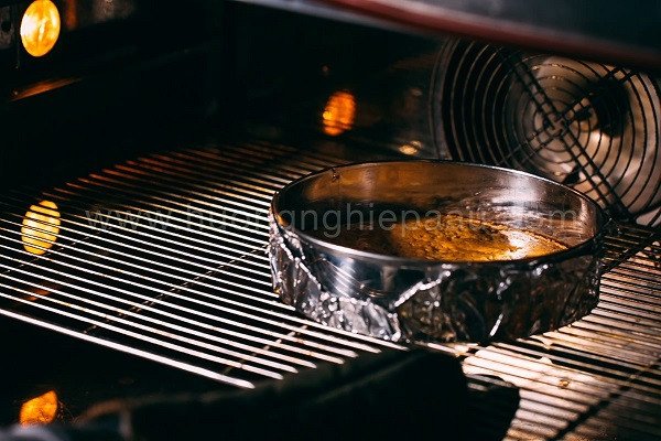 Hình ảnh bánh cà rốt đang nướng trong lò, đảm bảo độ nở hoàn hảo
