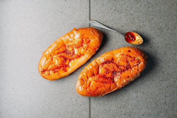 Hình ảnh bánh mì phết sốt sa tế và bơ chuẩn bị nướng giòn ngon