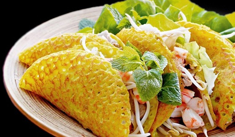 Hình ảnh bánh xèo miền Trung vàng giòn, vỏ mỏng đẹp mắt sau khi chiên từ bột bánh xèo chất lượng