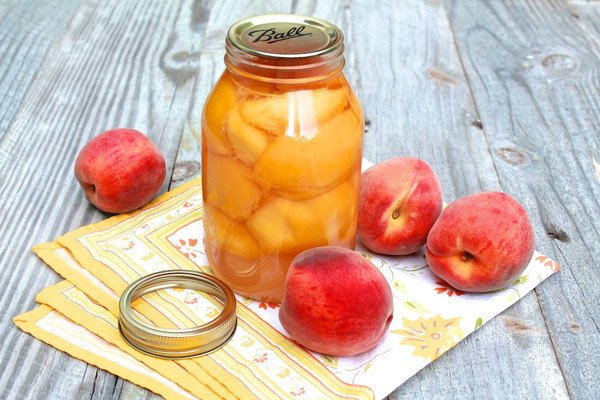 Hình ảnh các miếng đào tươi ngon đã được cắt lát, sẵn sàng cho cách làm đào ngâm đơn giản tại nhà
