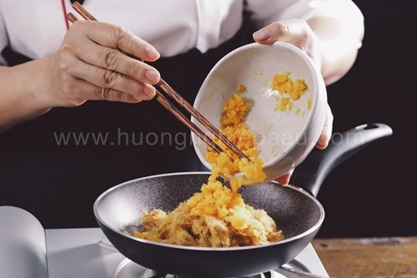 Hình ảnh chà bông và trứng muối được xào trộn đều, tạo nên phần nhân bánh trung thu Đài Loan đậm đà.