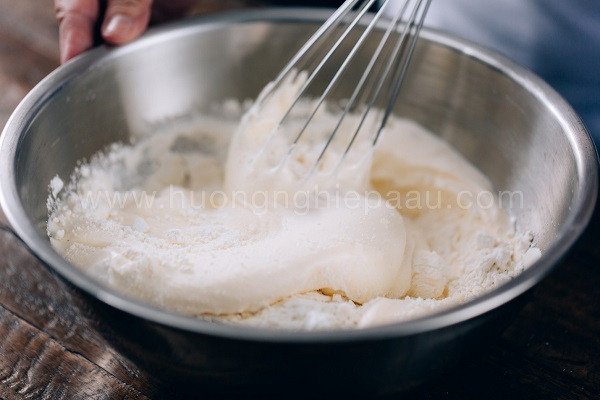 Hình ảnh cho bột mì vào hỗn hợp lòng đỏ trứng để làm bánh Champagne