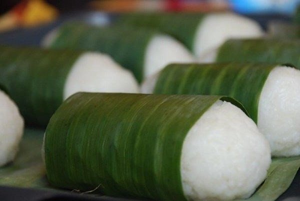 Cách làm chuối nướng nước cốt dừa mềm dẻo, thơm ngon Hình ảnh chuối nếp nướng được bọc lá chuối xanh tươi, sẵn sàng cho công đoạn nướng thơm lừng