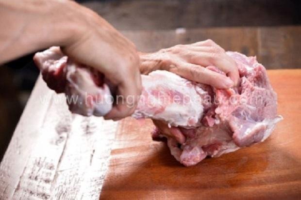 Hình ảnh đang rút khúc xương chân giò heo ra ngoài sau khi đã lóc sạch.