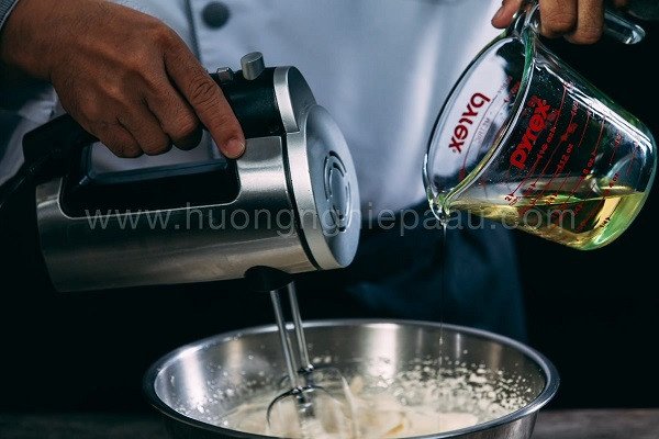 Hình ảnh đánh đều hỗn hợp trứng làm cốt bánh cà rốt