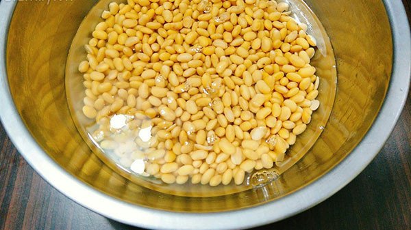 Hình ảnh đậu nành khô đang được ngâm trong thau nước sạch