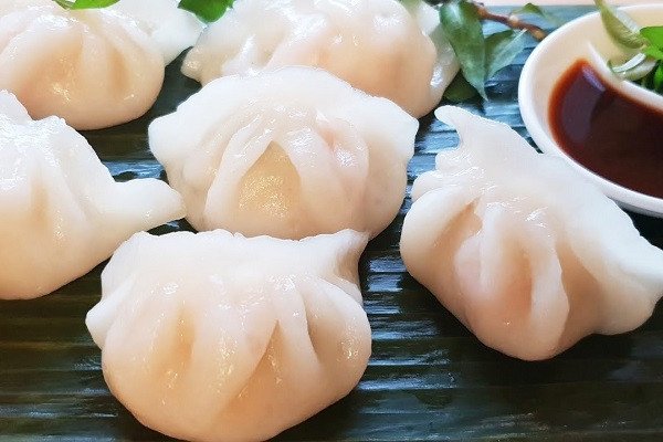 Hình ảnh đĩa há cảo luộc nóng hổi, vỏ bánh trong mờ, nhân tôm thịt hấp dẫn, gợi cảm giác thanh đạm.