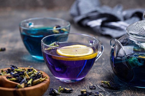 Hình ảnh eo thon với thước dây, minh họa công dụng hỗ trợ giảm cân của trà hoa đậu biếc