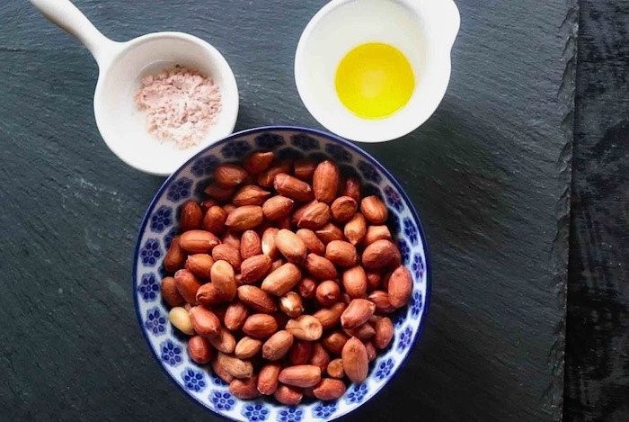 Hình ảnh hạt lạc tươi ngon, căng mẩy được chọn để rang bằng nồi chiên không dầu