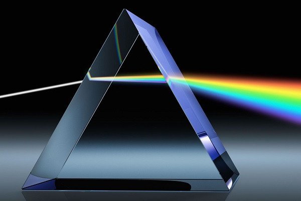 Hình ảnh lăng kính tách ánh sáng trắng thành phổ màu sắc cơ bản theo lý thuyết của Isaac Newton