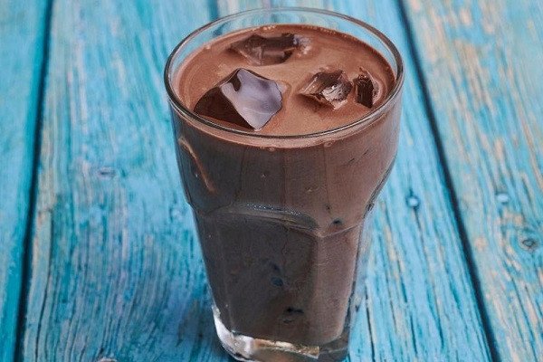 Hình ảnh ly cacao đá mát lạnh, sánh mịn đang được thưởng thức