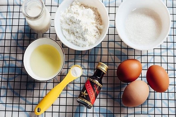Hình ảnh minh họa các dạng vani phổ biến: tinh chất vanilla dạng lỏng và bột vani.
