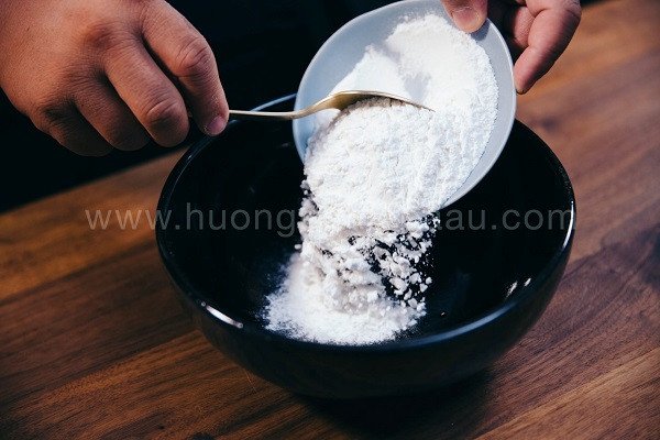 Hình ảnh minh họa quá trình làm vỏ bánh trung thu nướng mịn màng
