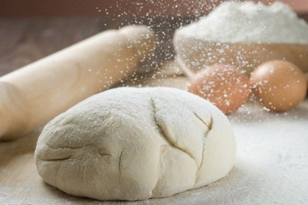 Hình ảnh minh họa quá trình nhào nặn vỏ bánh bao bằng bột mì trắng mịn