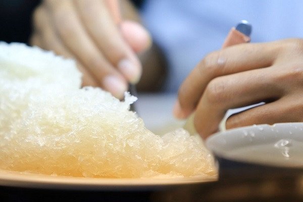 Hình ảnh mô tả các bước sơ chế tổ yến thô trước khi chưng để đảm bảo vệ sinh và giữ chất dinh dưỡng