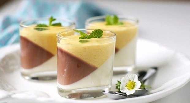 Khám Phá Cách Làm Panna Cotta 3 Lớp Vani, Chocolate, Xoài Ngọt Ngào Hình ảnh món Panna Cotta 3 lớp vani, chocolate và xoài hấp dẫn