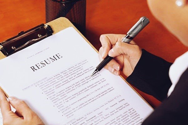 Hình ảnh một bộ CV tiếng Anh chuyên nghiệp trên bàn làm việc, thể hiện sự chuẩn bị kỹ lưỡng và cách trình bày ấn tượng, giúp ứng viên dễ dàng chinh phục nhà tuyển dụng.