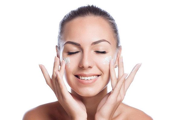 Hình ảnh một người đang massage da mặt nhẹ nhàng để se khít lỗ chân lông hiệu quả.