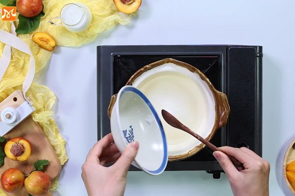 Hình ảnh nấu nước đường thủ công chuẩn bị làm kem trà đào