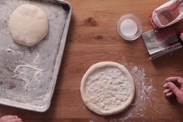 Hình ảnh quá trình nhào nặn bột để làm pizza đế mỏng chuẩn vị