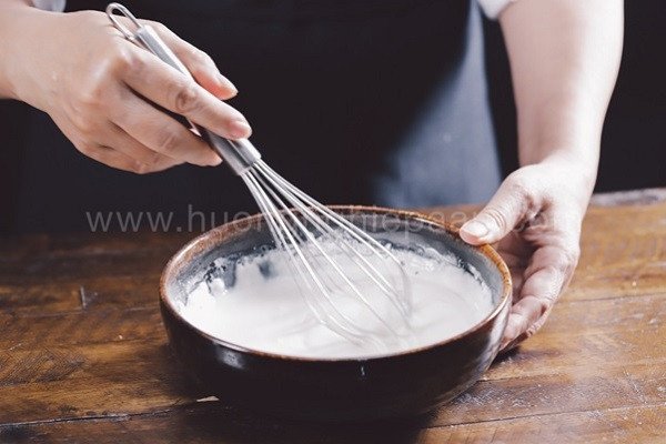 Hình ảnh quá trình nhào trộn bột làm vỏ bánh trung thu Đài Loan, đảm bảo vỏ bánh giòn xốp.