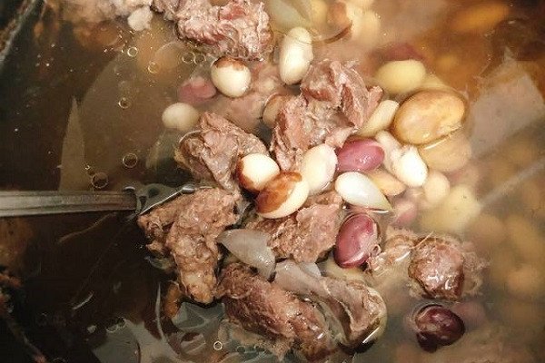 Hình ảnh quá trình ninh bắp bò với các nguyên liệu rau củ